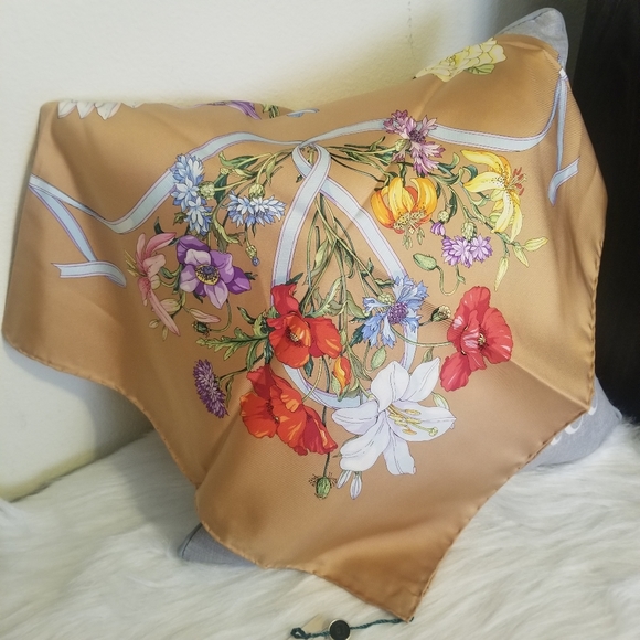 NWT Authentic Gucci floral scarf - Picture 3 of 9